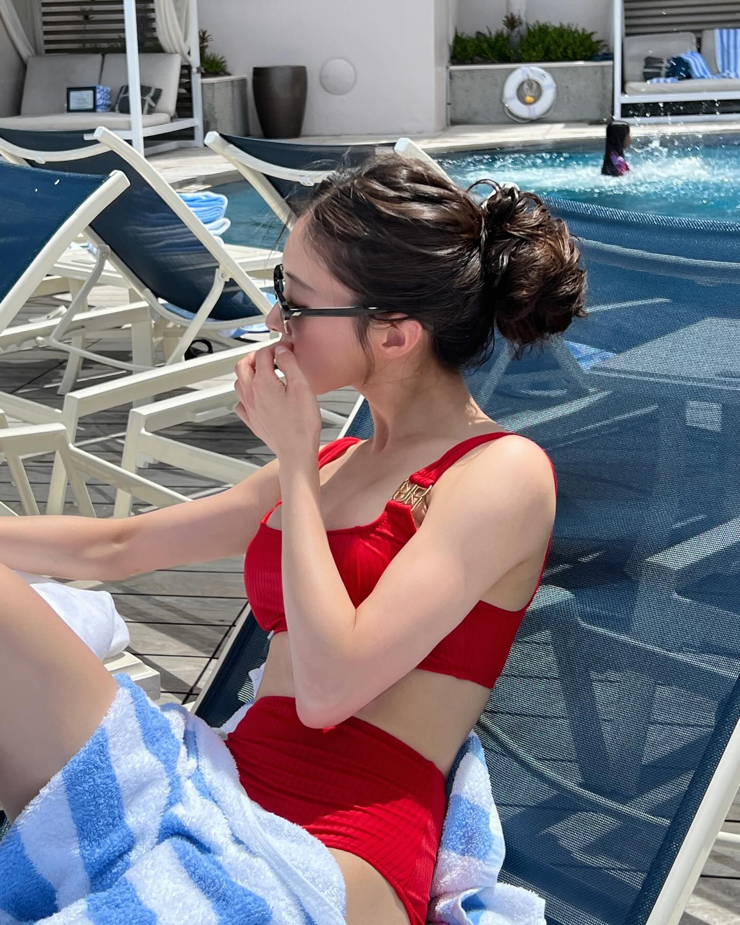 야외 수영장에서 빨간 비키니 수영복 입은 배우 이세영 몸매