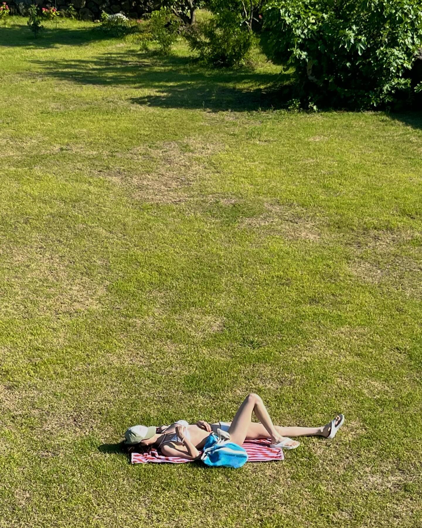 프리스틴 민경 하얀 끈비키니 입고 바다 + 잔디밭에서 몸매자랑