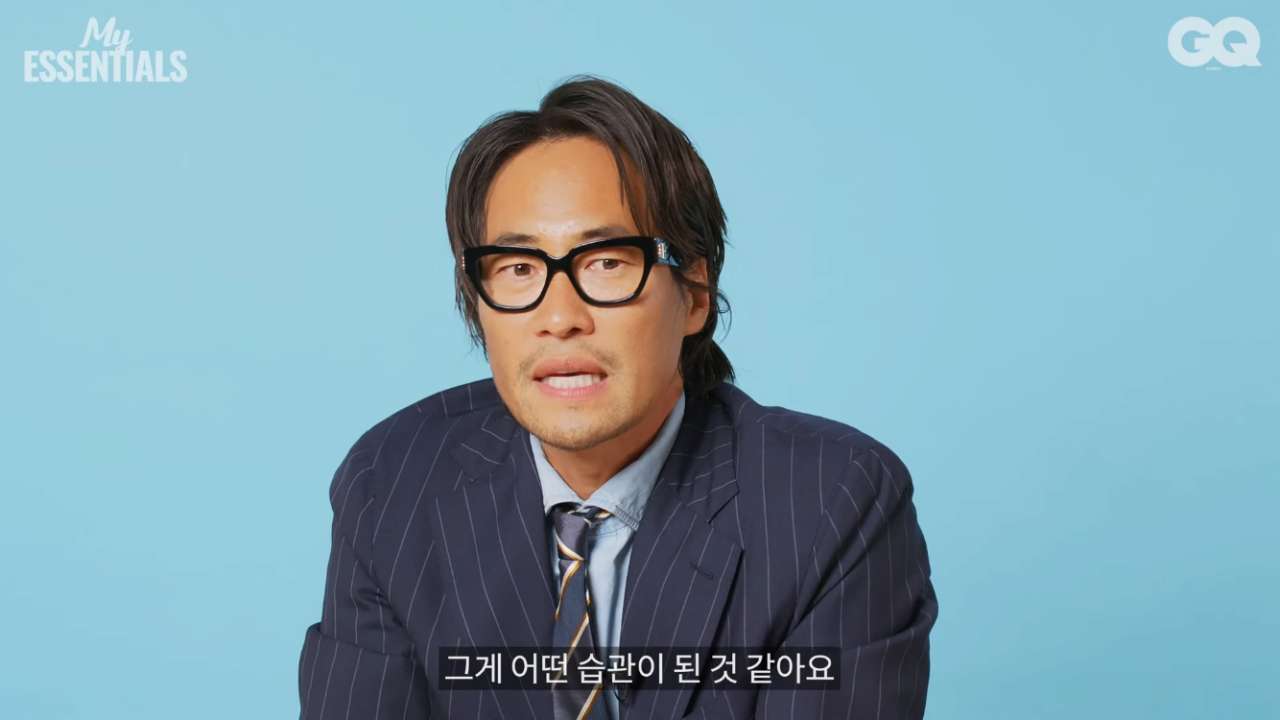 같은 핸드폰을 10년째 쓰고 있다는 배우