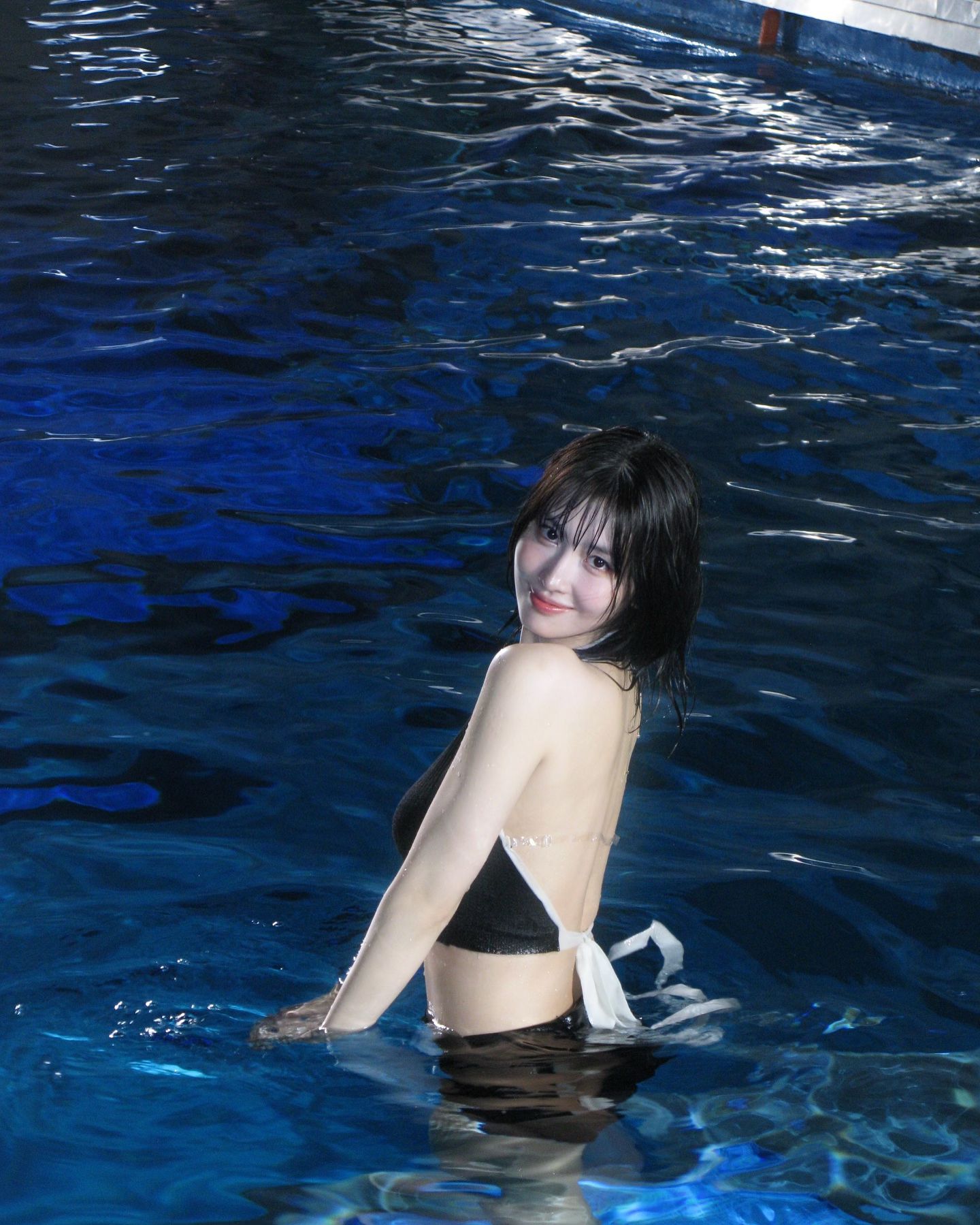 스쿠버다이빙 하는 트와이스 모모 검정 투피스 수영복 탄탄한 몸매