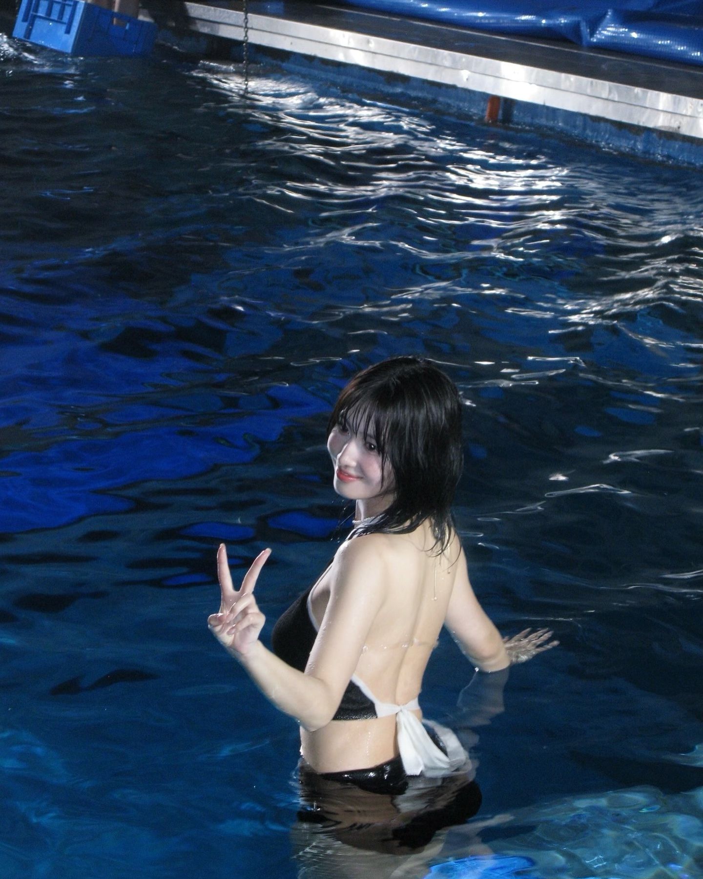 스쿠버다이빙 하는 트와이스 모모 검정 투피스 수영복 탄탄한 몸매