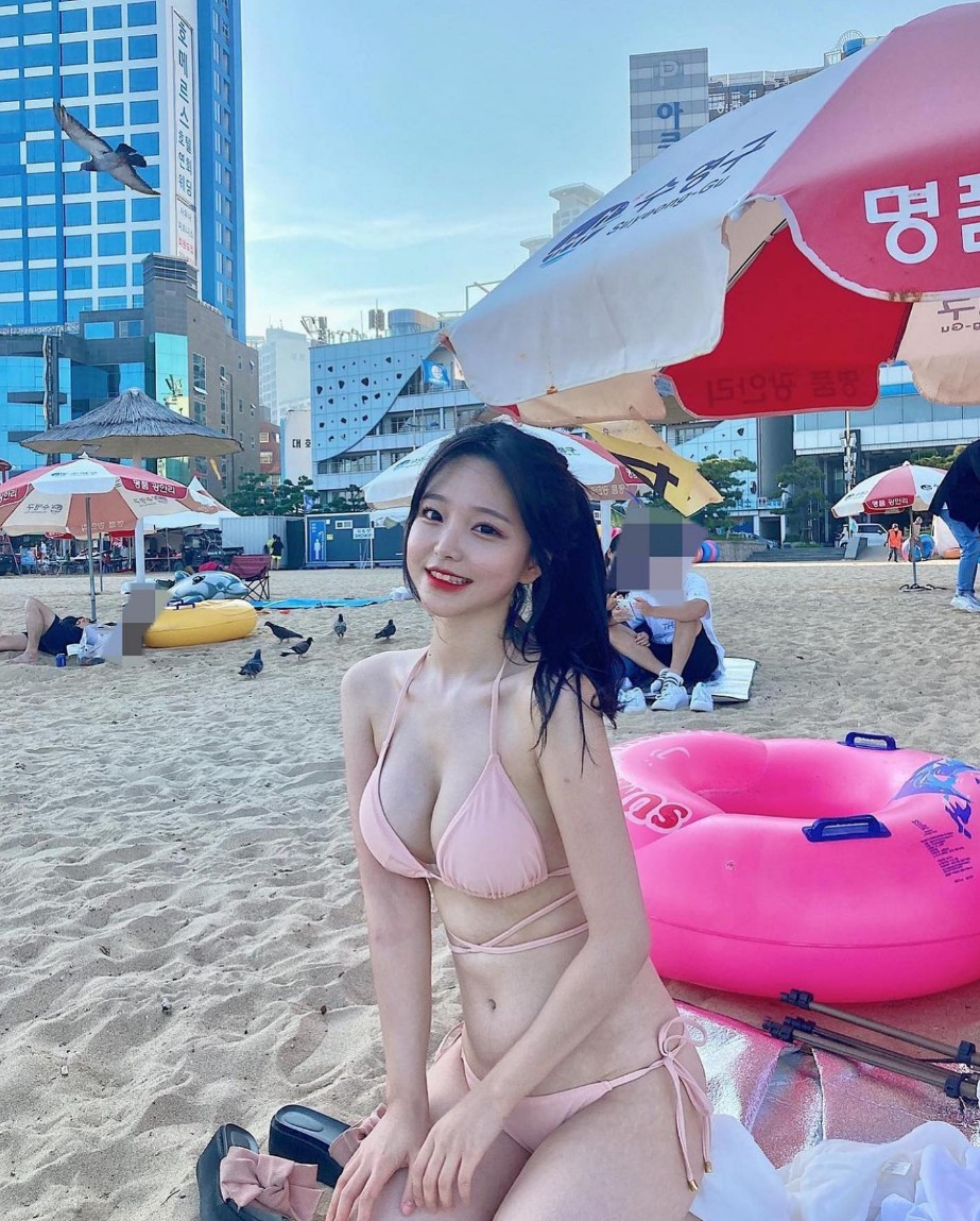 해수욕장에서 핑크끈나시 몸매 클라스 보여주는 박민정 1장