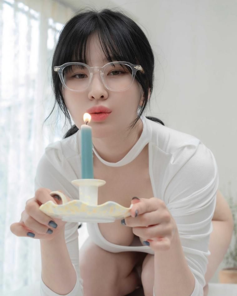 모델 김우현 무릎꿇고 숙인 가슴골 1장