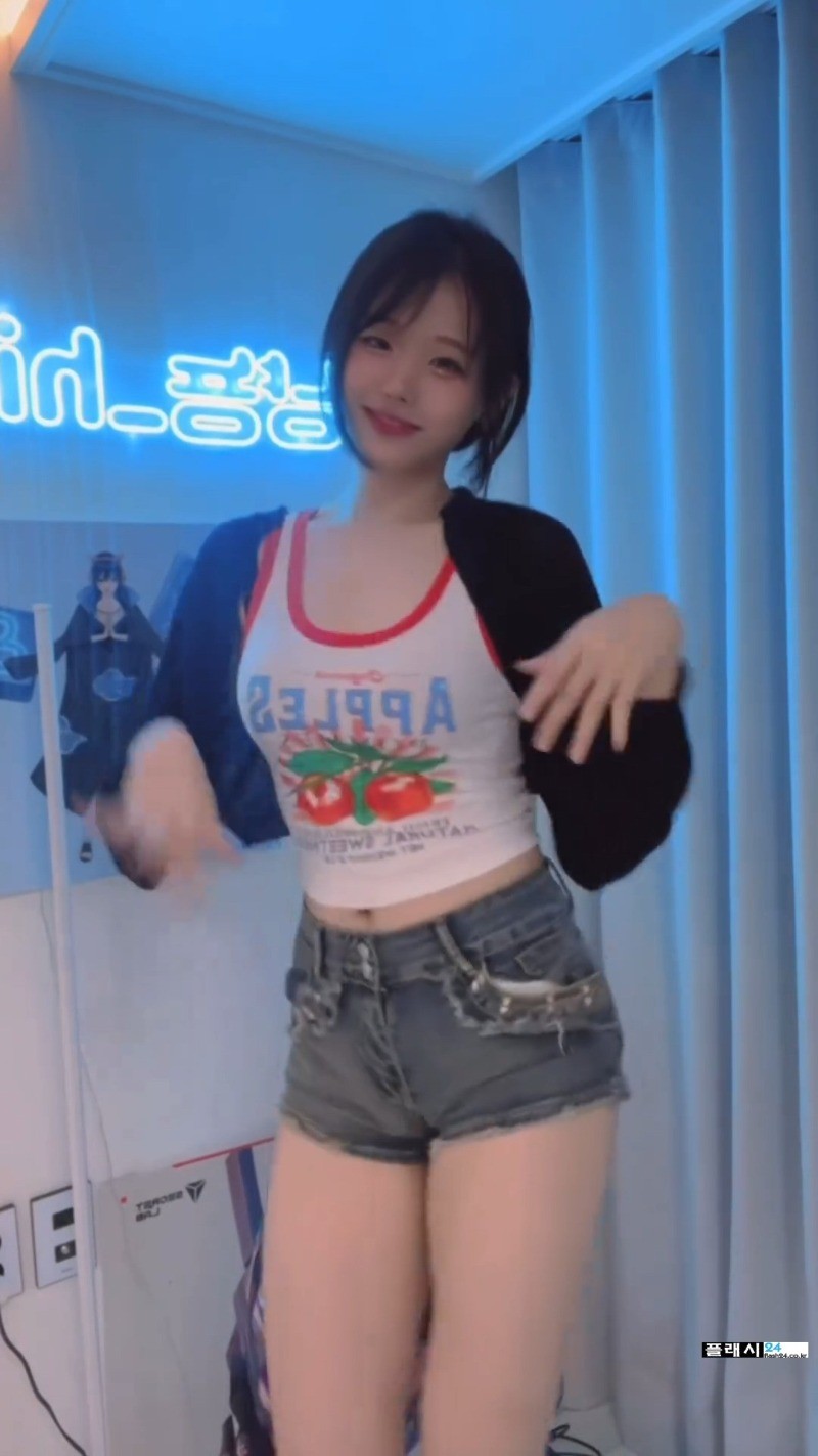 ㅇㅎ)QWER 히나 짦은 청핫팬츠