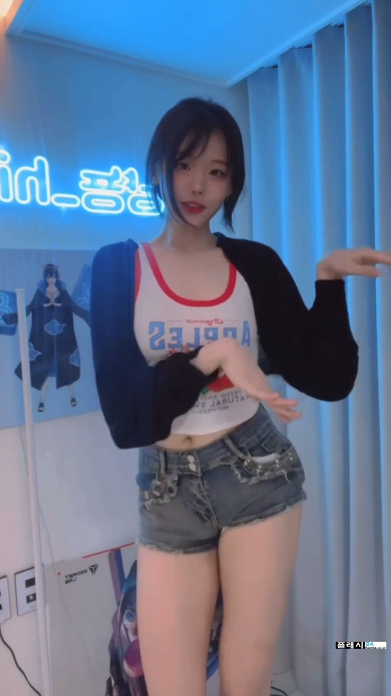 ㅇㅎ)QWER 히나 짦은 청핫팬츠