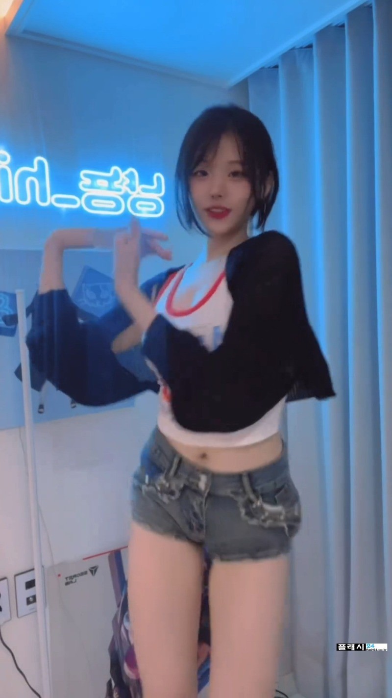 ㅇㅎ)QWER 히나 짦은 청핫팬츠