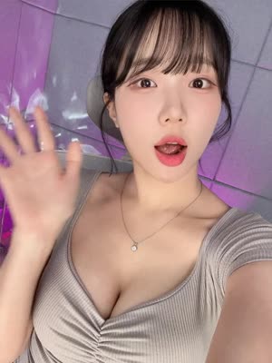 BJ 이유란 깊게 파인 원피스 가슴골