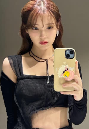 待合室 IU 滑らかな腹部 ブラックワンピース セクシー 美容 selfie