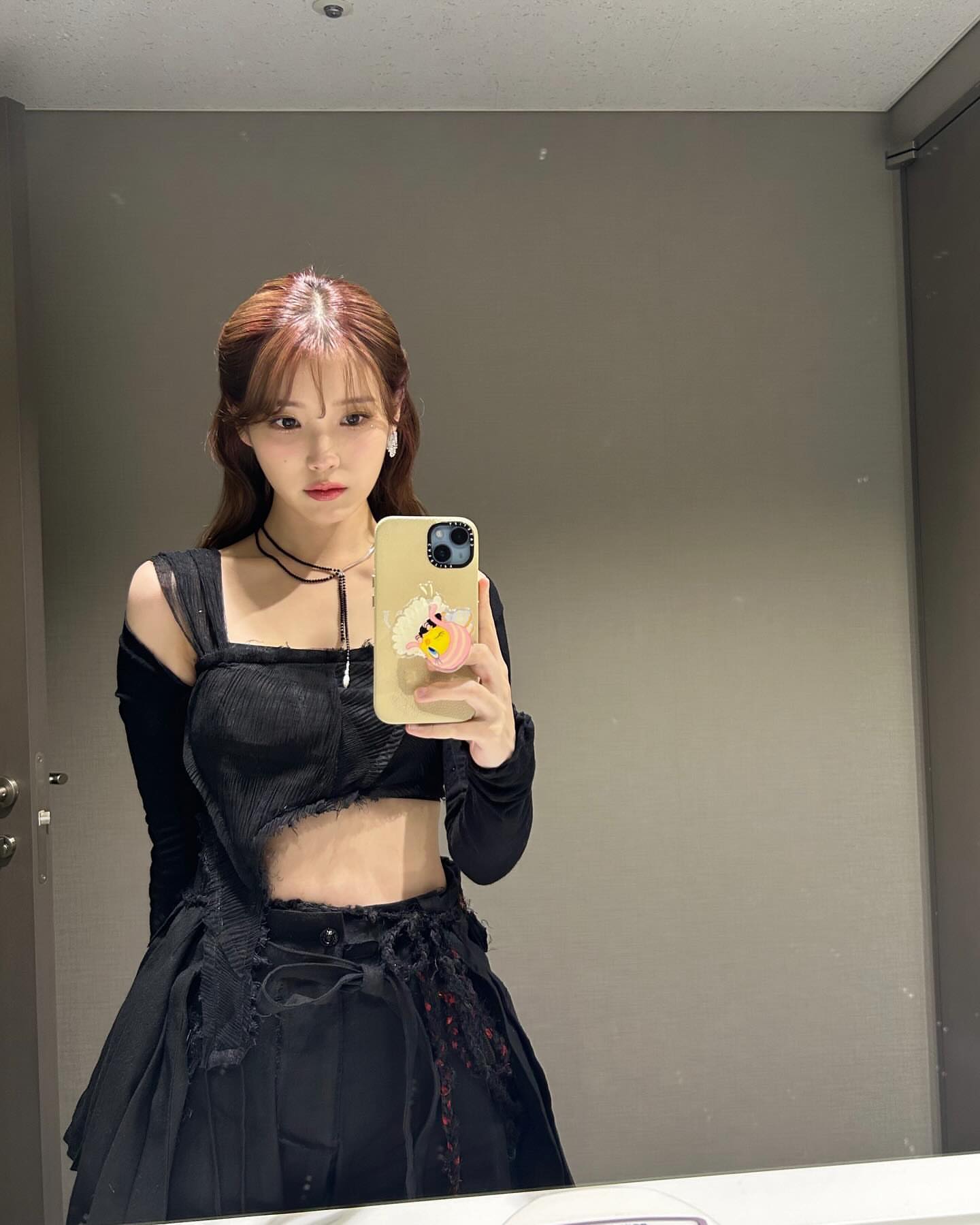 待合室 IU 滑らかな腹部 ブラックワンピース セクシー 美容 selfie