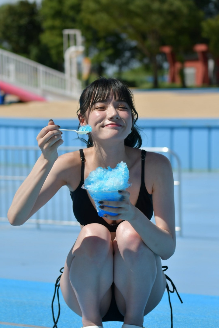 黒ビキニを着た宮下玲奈