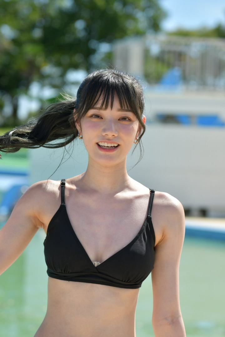 黒ビキニを着た宮下玲奈