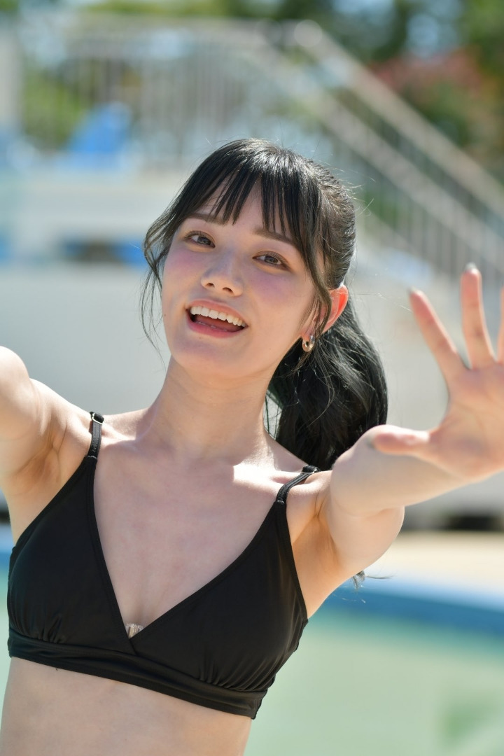 黒ビキニを着た宮下玲奈