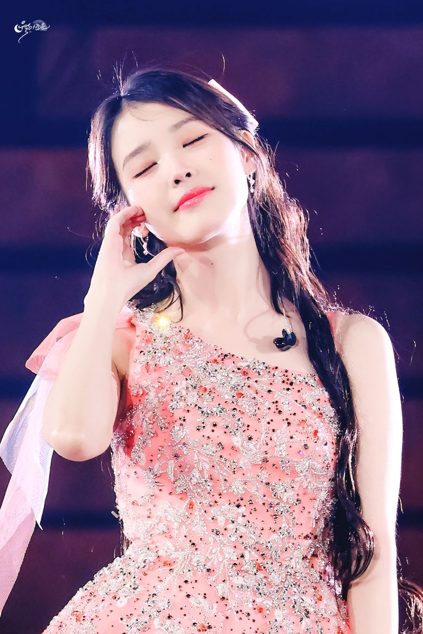 IU