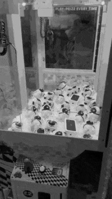 인형 뽑기 안에 아이폰이 있다