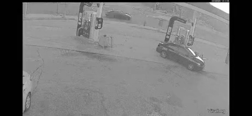 진짜 어이없게 주유소에서 사고 당한 차량.gif