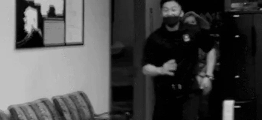 여군 상관에게 이쁜짓하고 귀염받는 남자.gif