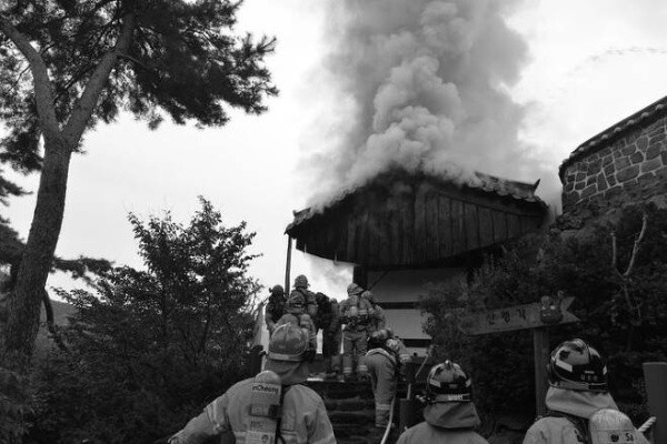 잿더미 된 사찰, 알고 보니..부처님 앞 “할렐루야!” 외친 ‘그 여자’