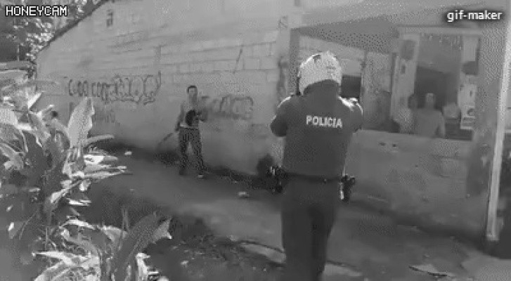 마체테 vs 테이저건.gif