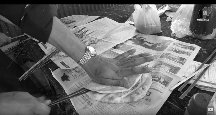 우리나라 신문이 왜 저기에…