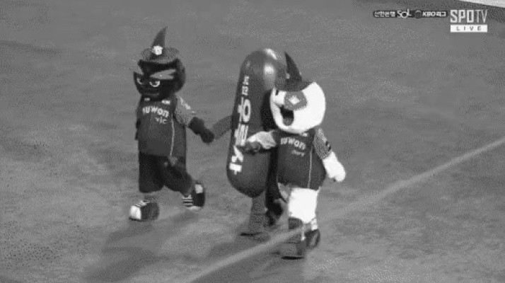 우루사 마스코트의 시구.gif