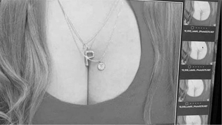 흔한 목걸이 광고 가슴골의 비밀.jpg