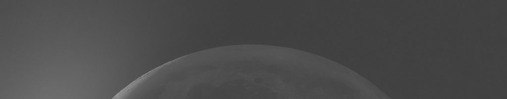 초승달 위에서 찍힌 국제우주정거장