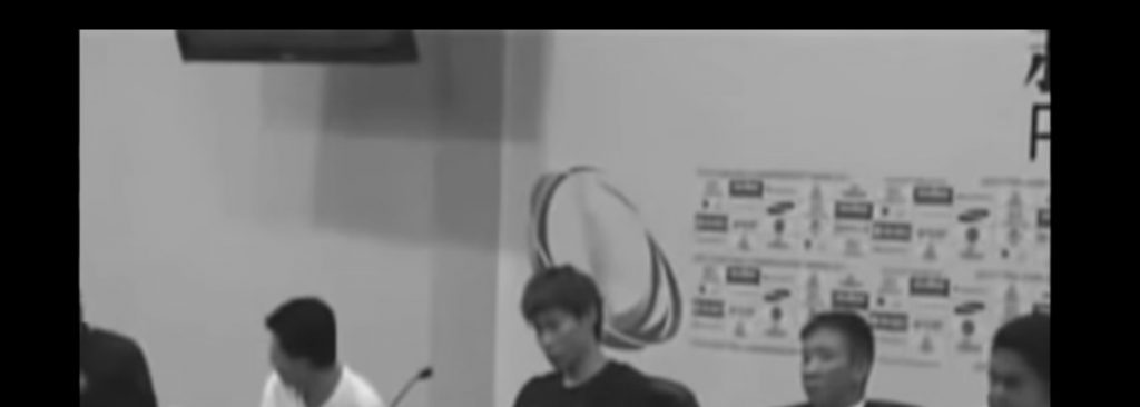 ???: 왜 한국선수들은 중국국가가 나오는데 기립하지 않는가