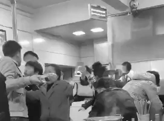 식당에서 식사하는 중국인들