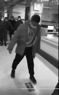 중국 코로나 항문 검사 후 펭권처럼 뒤뚱뒤뚱 걷는 모습