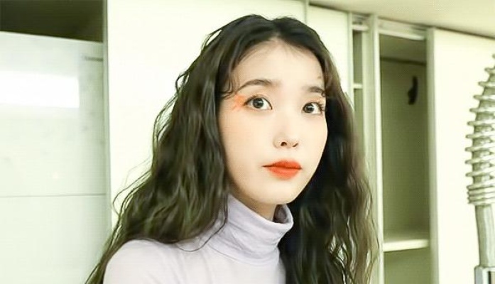 윙크하는 아이유