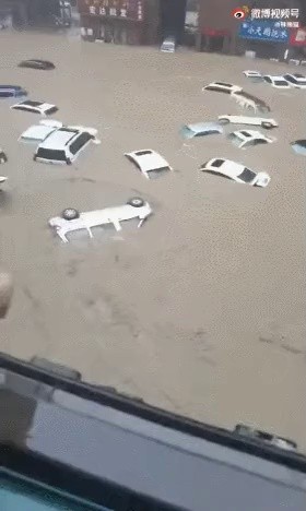 현재 중국 지하철 안 상황과 바깥 상황.