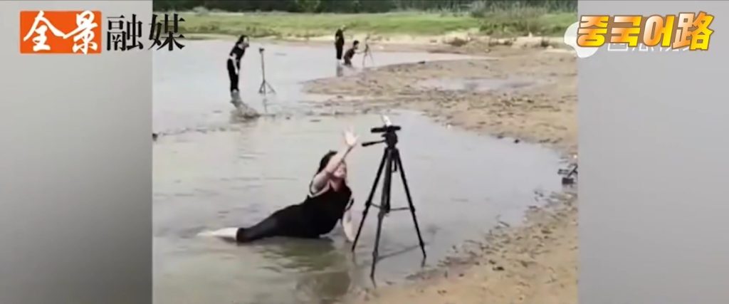 중국 대홍수 근황… ‘재난팔이’ 등장.jpg