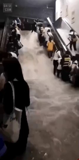 중국의 지하철 인공폭포