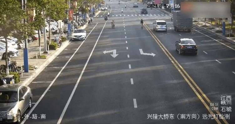 중국) 무단횡단 여성과 충돌한 스쿠터