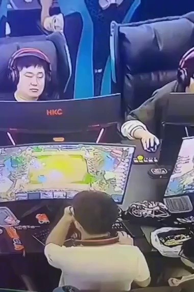 피시방에서 모니터 부수는 중국 잼민이