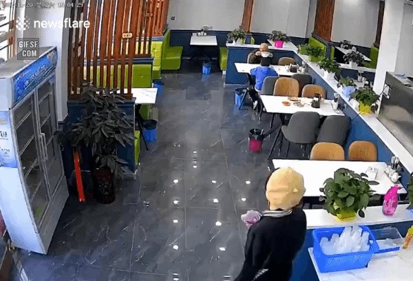 식당 다 무너뜨리는 중국 잼민이 장난질 클라스