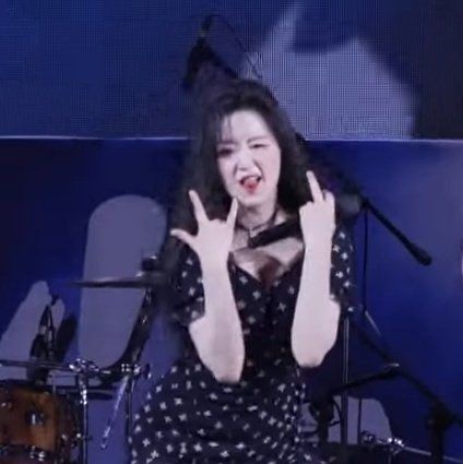 뻐큐 날리는 슈화