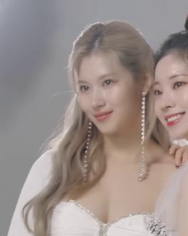 화이트 드레스 입은 사나 지효