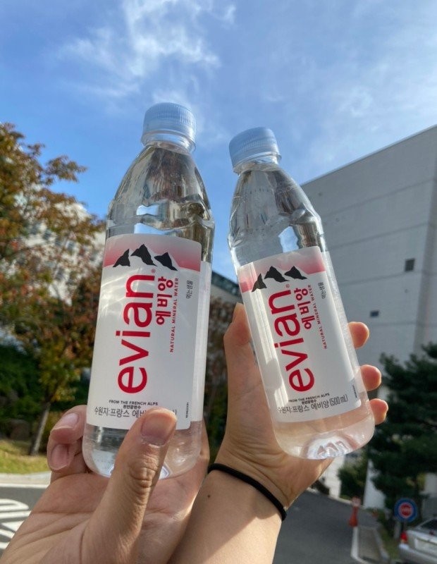 한국에서 에비앙 생수 마시면 개 호구 인증인 이유.JPG
