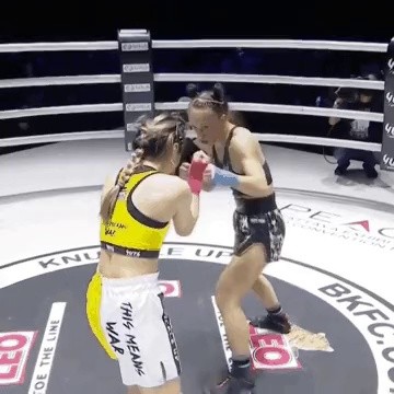 (ㅇㅎ) 승리 기념으로 상탈해버리는 격투기 누나.gif