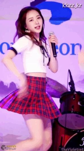 바람에 치마 날리는… 엘리스 혜성