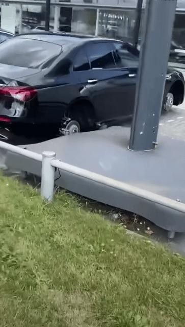휠 다 털려버린 벤츠 매장.gif