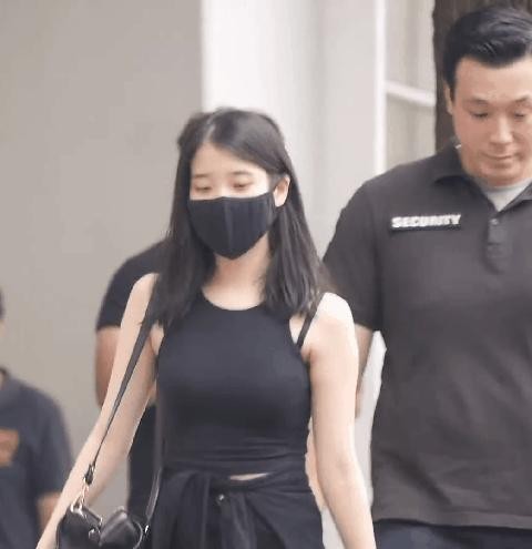 검은나시 아이유