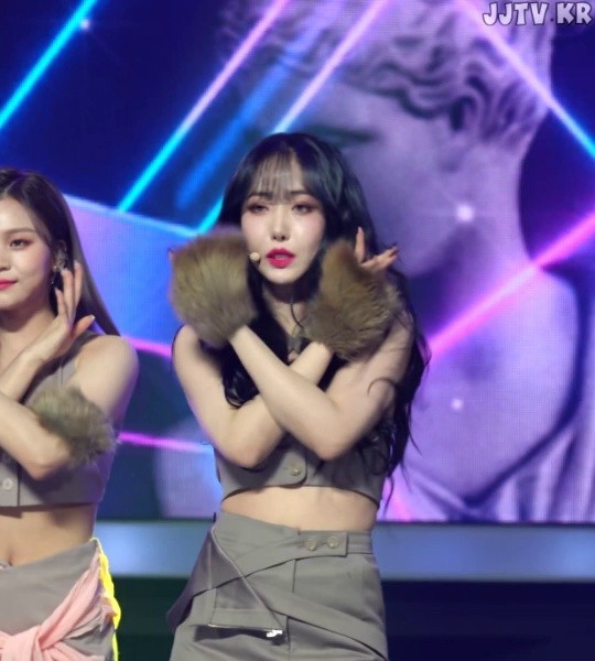 홀터넥 크롭 민소매 비비지 신비