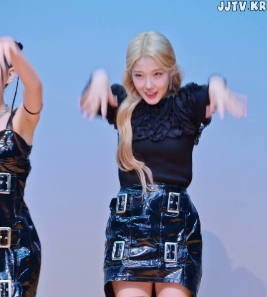 앞이 짧은 에나멜 치마 망사 스타킹 클라씨 윤채원