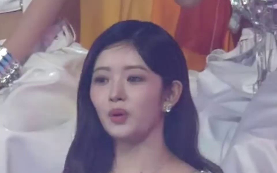 관객이 되어 즐기는 아이브 레이 가슴 파인 화이트 드레스 볼륨감