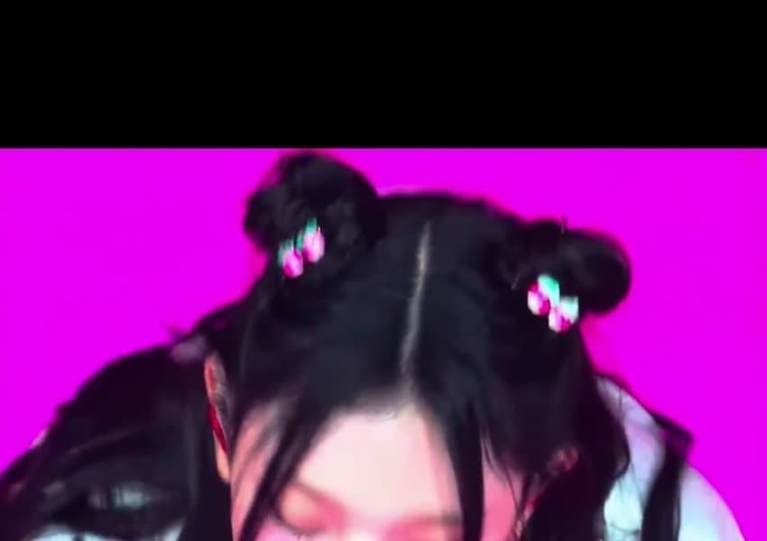 늘어진 유니폼 틈새로 귀한 바스트 한 뉴진스 해린,다니엘