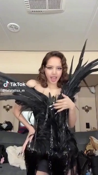 (SOUND)틱톡 찍는 리사.mp4 (2)