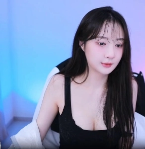 (SOUND)오른쪽 가슴에 붙은 먼지 동글동글 돌리면서 떼는 연수