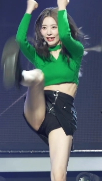 발차기 하는 르세라핌 사쿠라 블랙 속바지 도끼